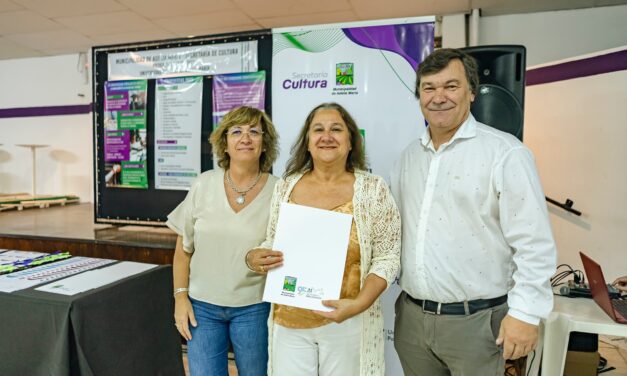 Adelia María: entrega de certificados de la Universidad Popular