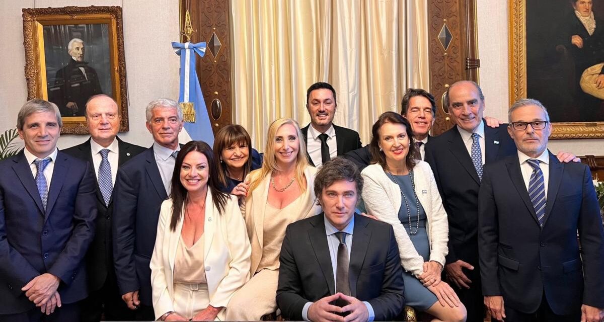 Se oficializaron los primeros 13 decretos de Milei con la reestructuración del gabinete
