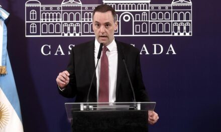 Adorni anunció la revisión de contratos y la «suspensión de la pauta en los medios por un año»