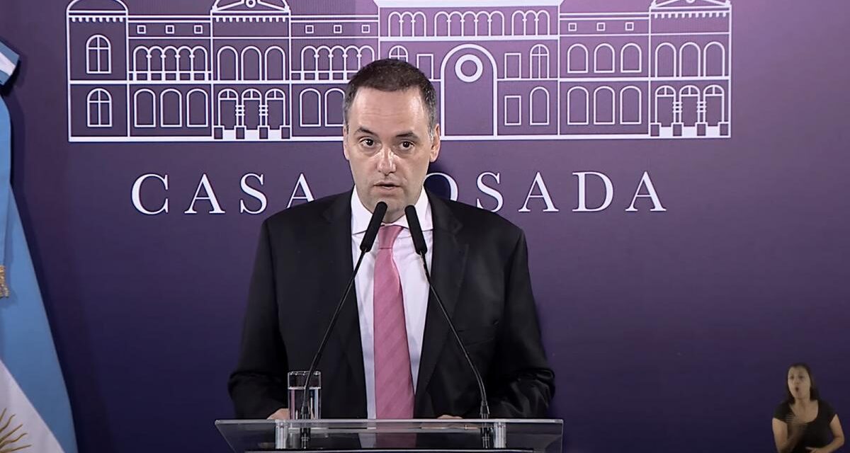 Adorni fustigó las críticas y aseguró que habrá paritarias libres