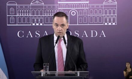 Adorni fustigó las críticas y aseguró que habrá paritarias libres