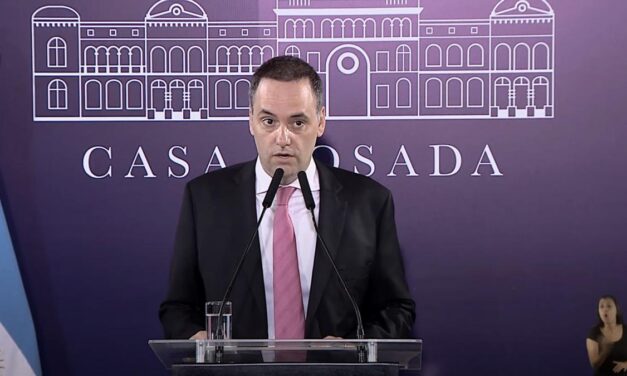 Adorni fustigó las críticas y aseguró que habrá paritarias libres