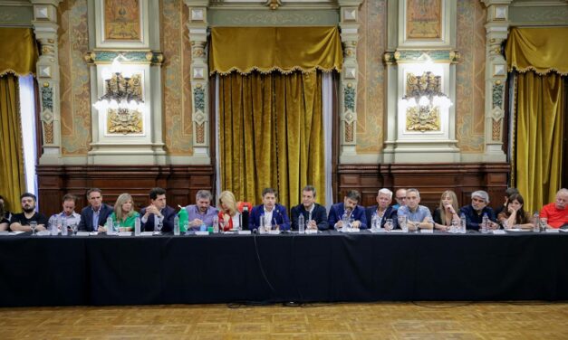 Kicillof, Massa, Máximo Kirchner y 84 intendentes analizaron el impacto del DNU