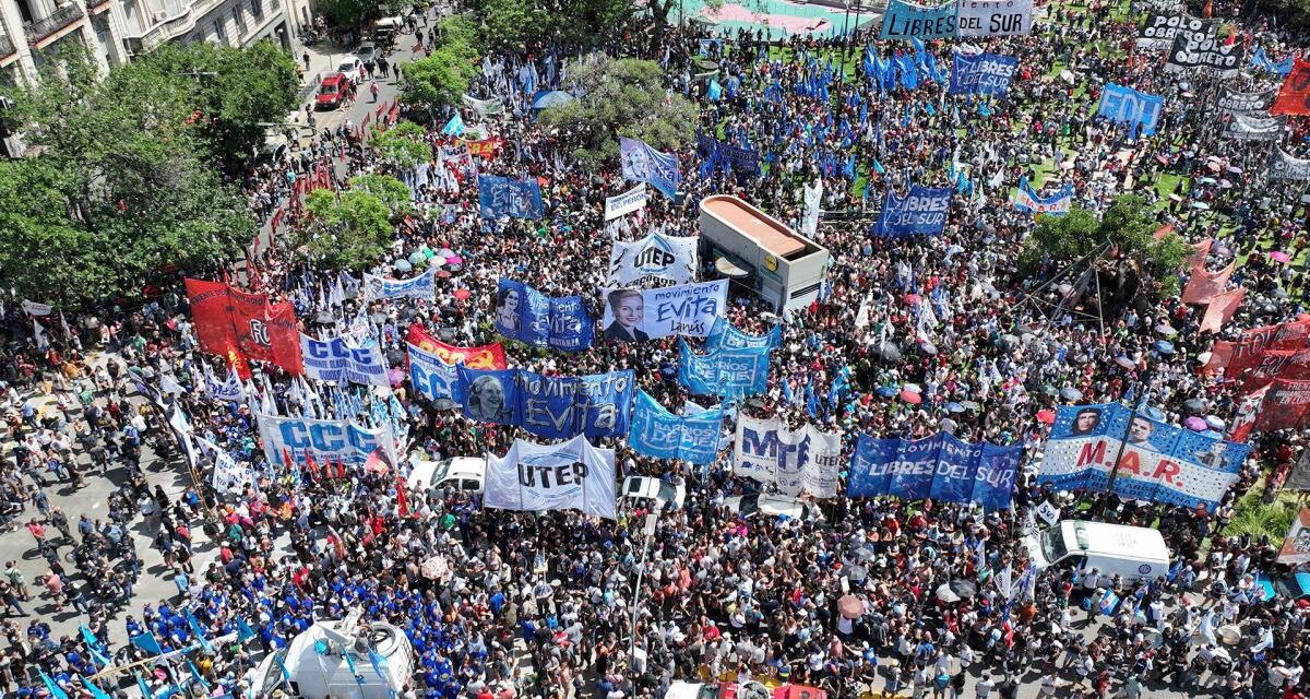 La CGT y organizaciones sociales protestaron en Tribunales contra el DNU de Milei