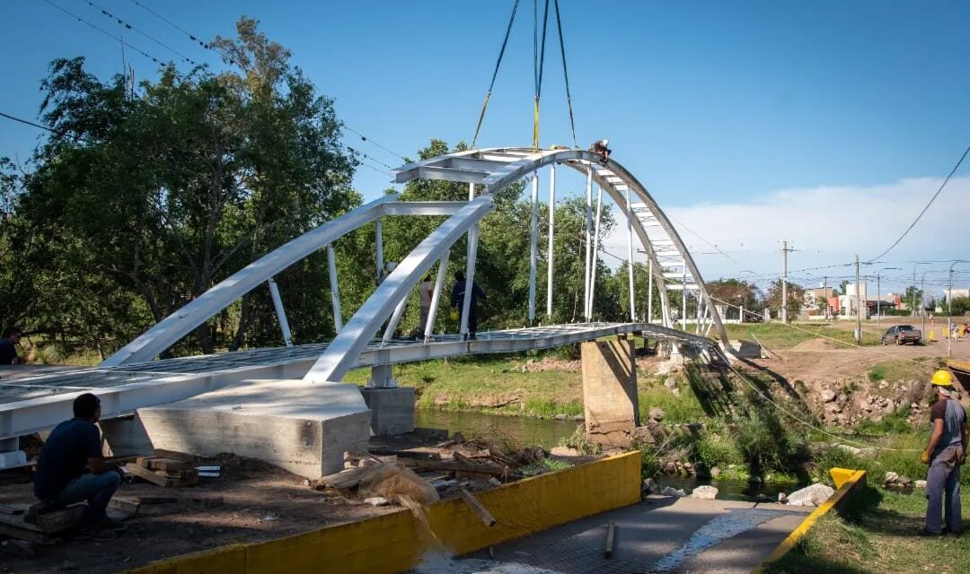 Río Tercero: Avanza la construcción de la nueva pasarela para el Balneario Municipal