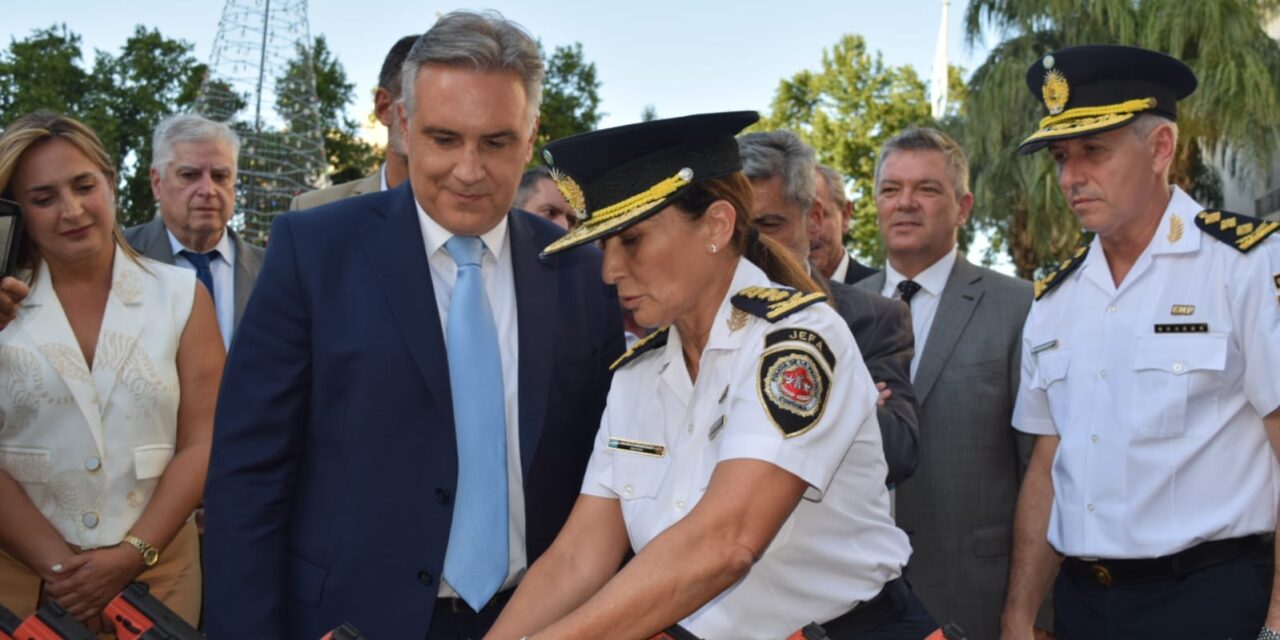 En Río Cuarto Llaryora entregó armas no letales a la Policía y anunció una Fiscalía Antinarcóticos