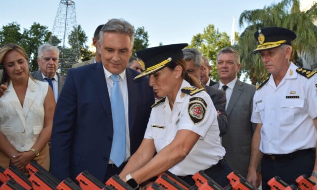 En Río Cuarto Llaryora entregó armas no letales a la Policía y anunció una Fiscalía Antinarcóticos