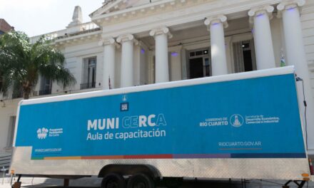 Río Cuarto: el Aula Móvil de Capacitación llegó a la Plaza Olmos de la Juventud