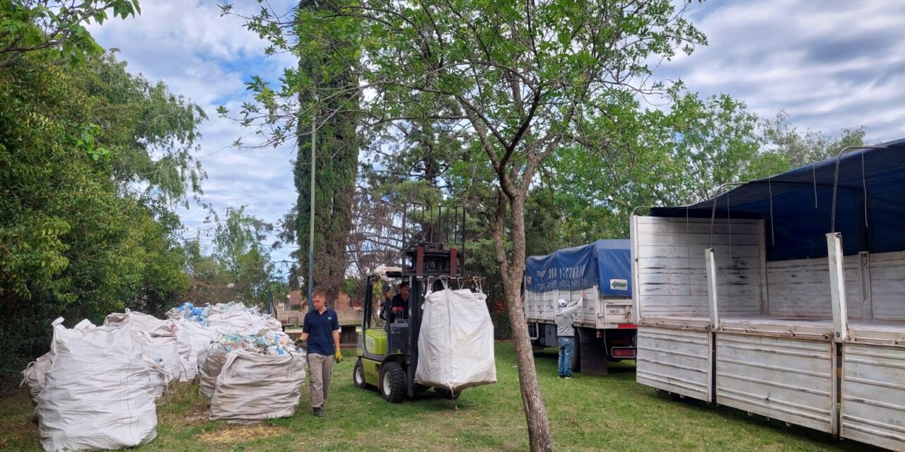 Adelia María: Primer envío de Botellas de Amor para su reciclaje