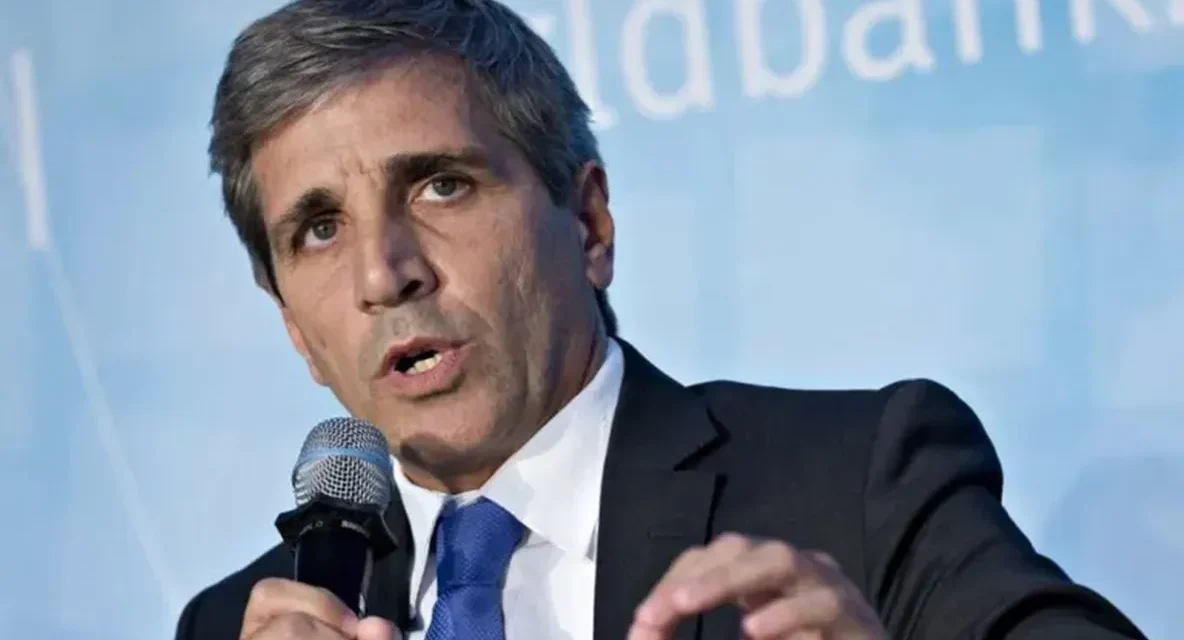 Caputo anunció que el dólar oficial pasará a $ 800 y la suspensión de la obra pública