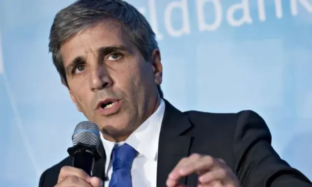 Caputo anunció que el dólar oficial pasará a $ 800 y la suspensión de la obra pública