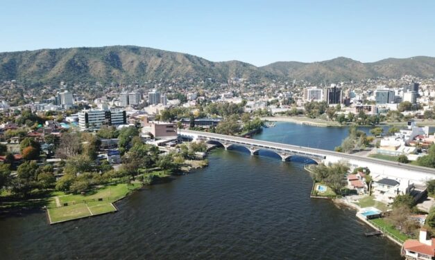 Villa Carlos Paz recibe el 2024 con un show de luces y efectos especiales