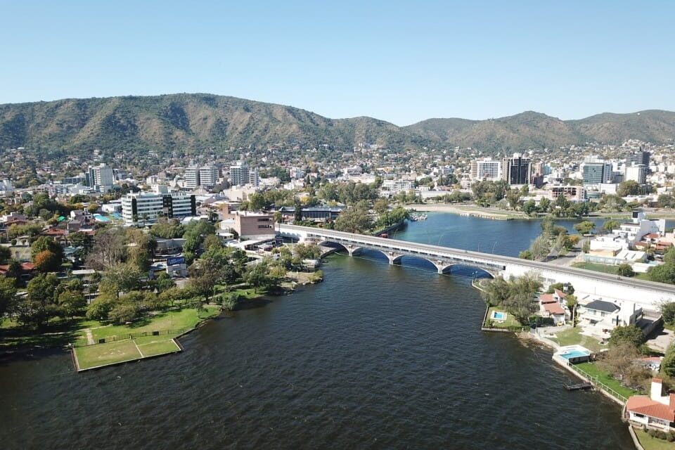 Villa Carlos Paz recibe el 2024 con un show de luces y efectos especiales