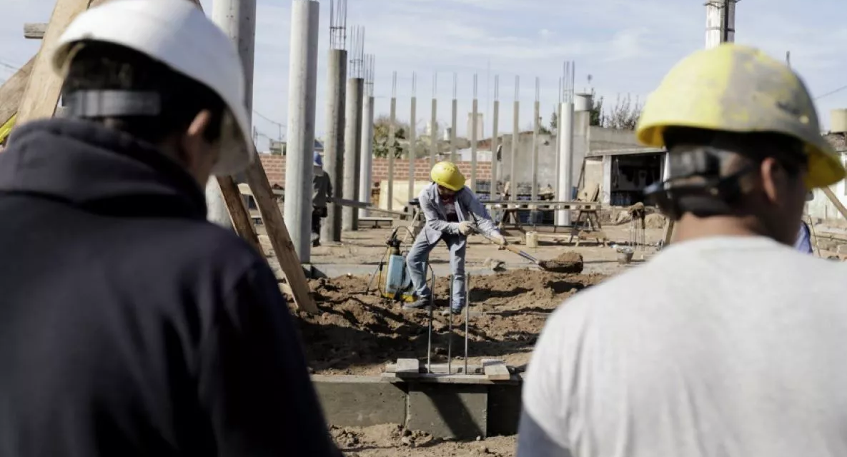 El desempleo bajó en el tercer trimestre y la actividad subió en octubre 0,6% interanual