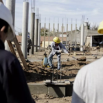 El empleo formal en la Argentina suma 14 meses en caída y el salario mínimo está en su piso histórico