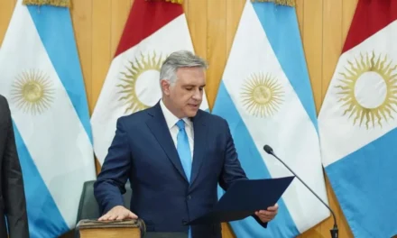 Llaryora juró como gobernador y anunció la baja de salarios de los funcionarios políticos