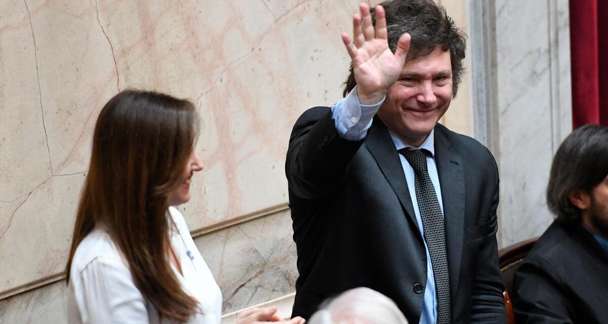 Milei asume la Presidencia de la Nación a 40 años de recuperarse la democracia