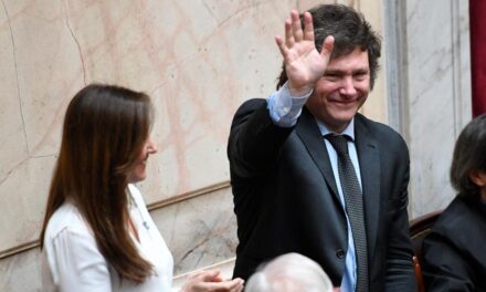 Milei asume la Presidencia de la Nación a 40 años de recuperarse la democracia