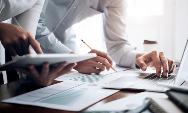 ¿Capacitar o contratar?