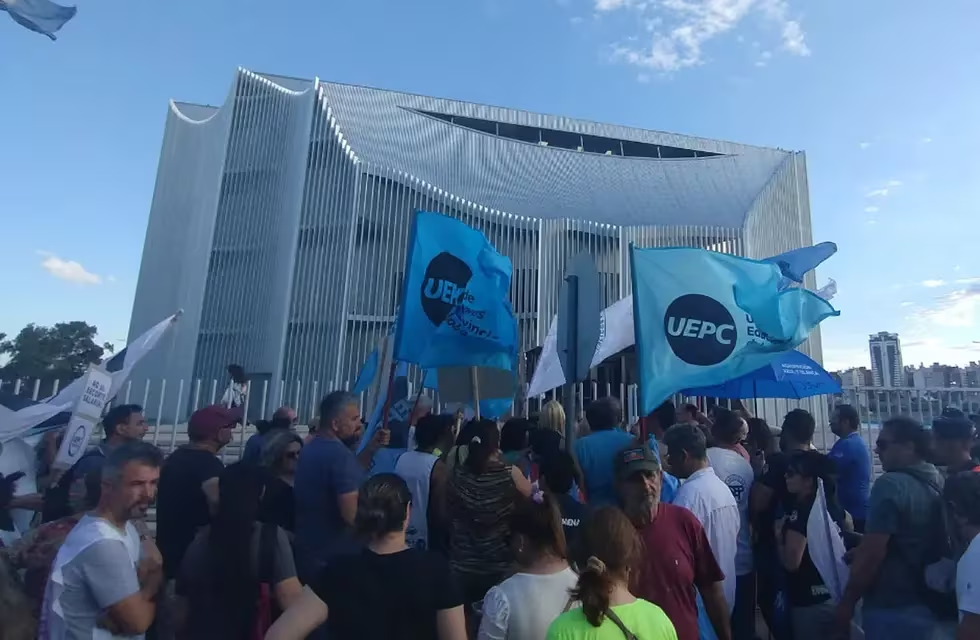 Aprueban subas en aportes para jubilación y Apross, y este jueves hay paro de estatales