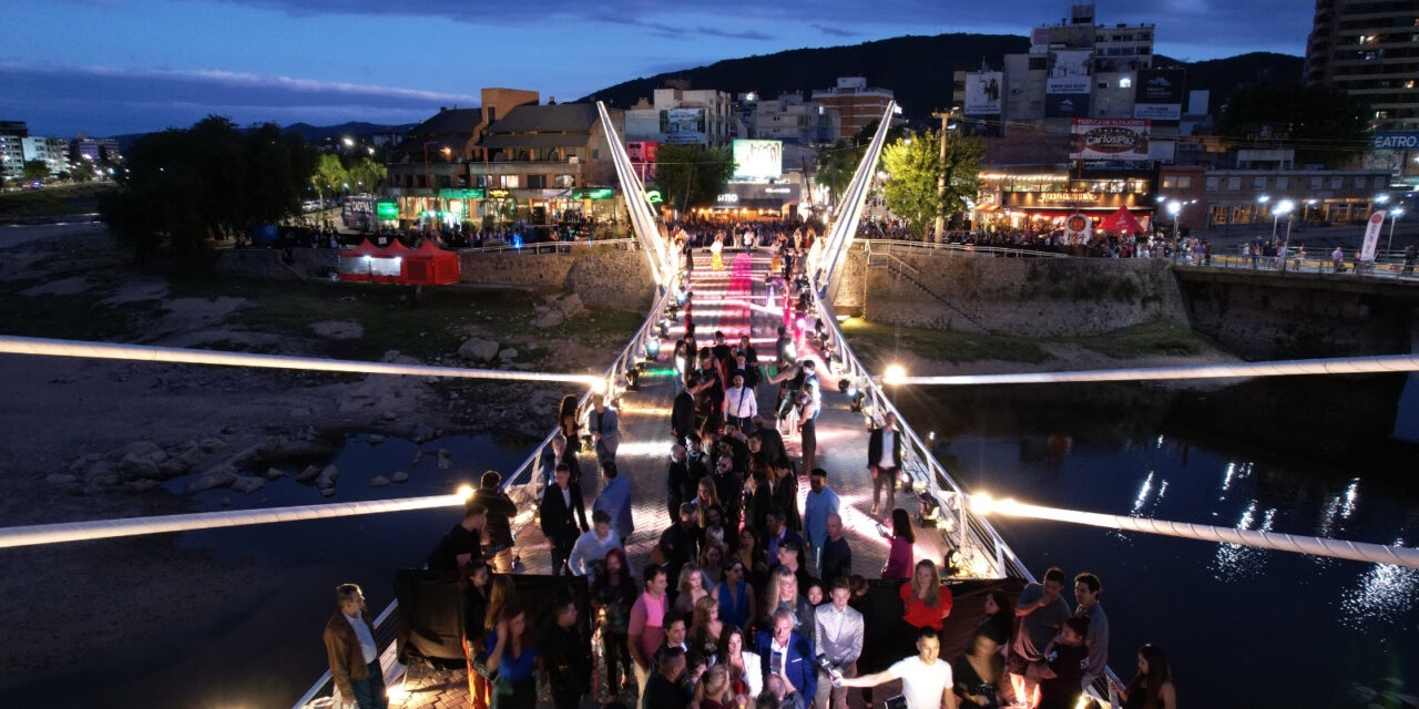 Villa Carlos Paz inauguró la temporada en el Puente Centenario