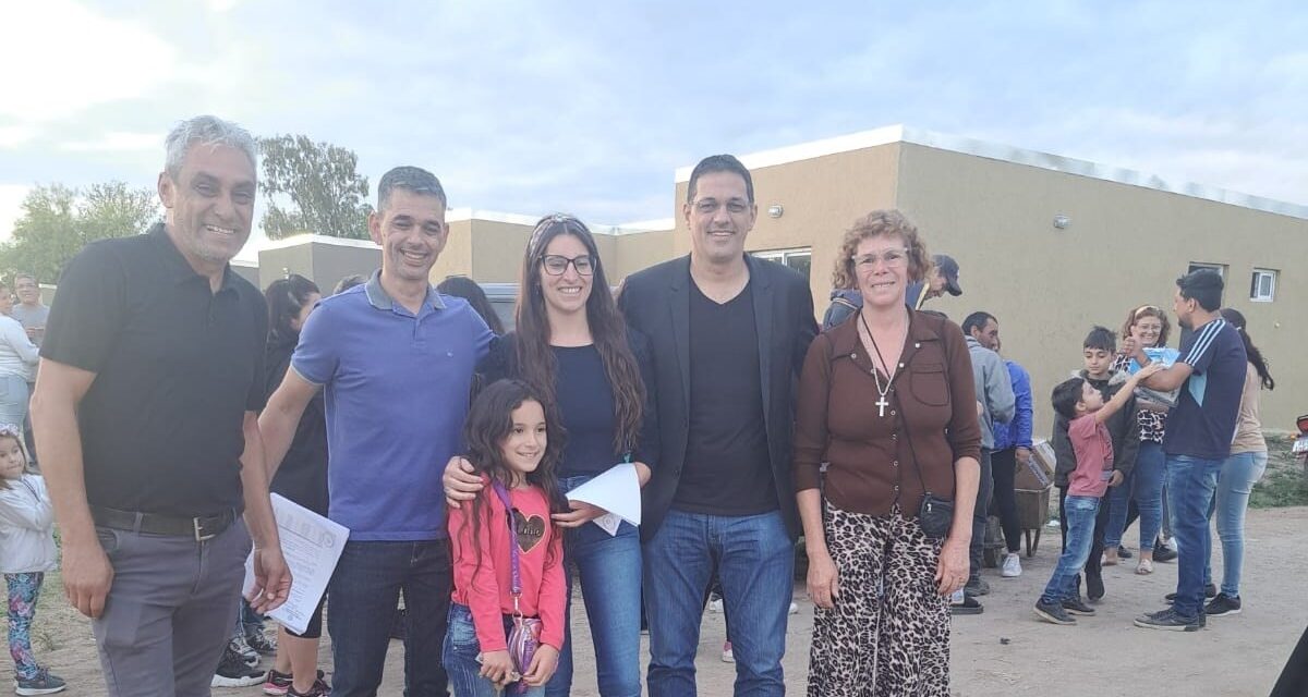 Villa Nueva: Entregaron las llaves de las 75 viviendas de barrio El Vallecito y 10 del Plan «Semilla»