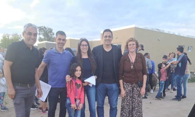 Villa Nueva: Entregaron las llaves de las 75 viviendas de barrio El Vallecito y 10 del Plan «Semilla»