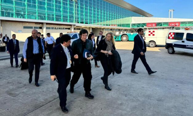 Milei viajó a Davos para participar del Foro Económico Mundial y reunirse con autoridades del FMI