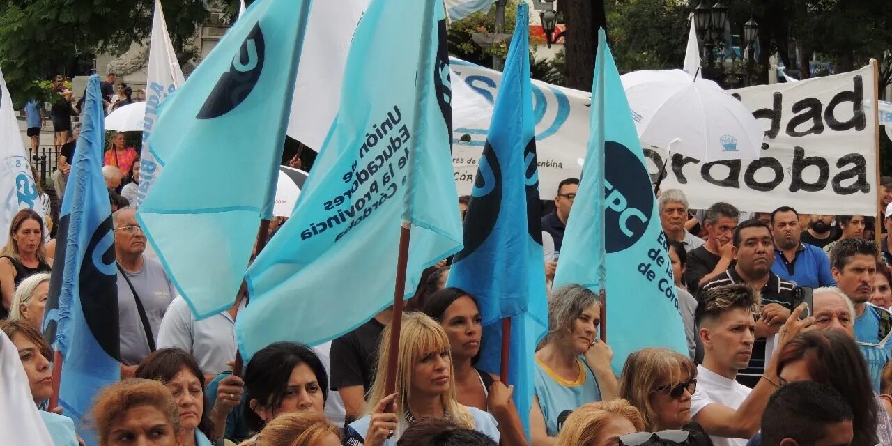 Estatales marcharon en rechazo a los despidos masivos y para exigir la reincorporación del personal contratado