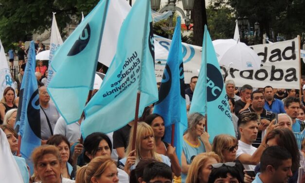 Estatales marcharon en rechazo a los despidos masivos y para exigir la reincorporación del personal contratado