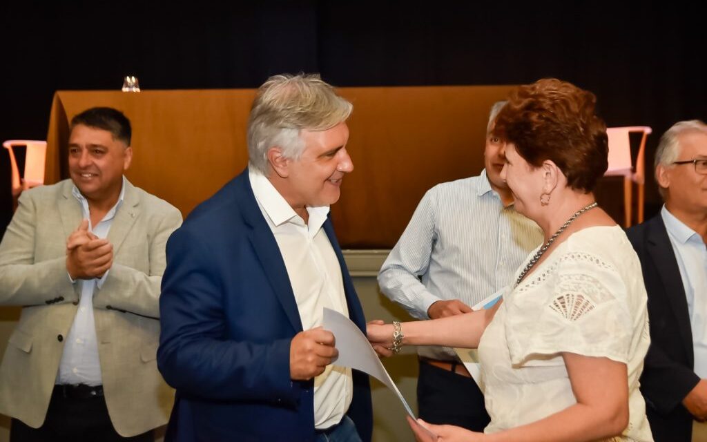 En Villa Huidobro, Llaryora anunció obras de pavimentación e infraestructura deportiva