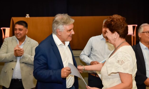 En Villa Huidobro, Llaryora anunció obras de pavimentación e infraestructura deportiva