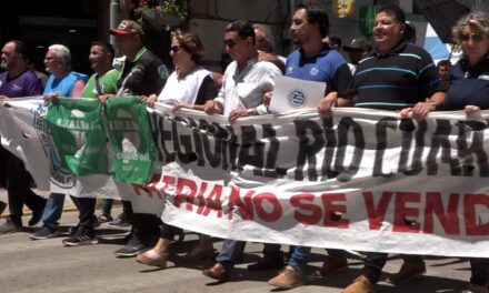 Multitudinaria marcha en Río Cuarto contra el DNU y la Ley «Ómnibus»
