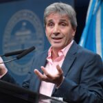 Caputo descartó ayuda del Gobierno para las familias endeudadas: «Deben hacerse cargo»