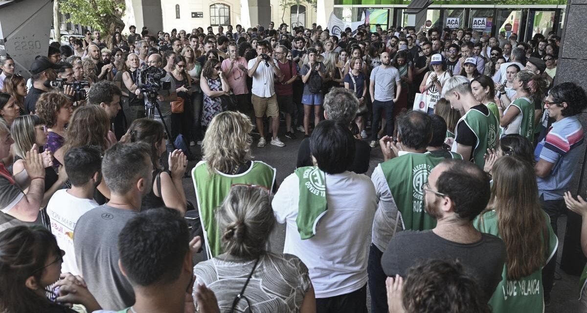 Trabajadores del Conicet realizaron un «ruidazo» para denunciar «despidos»