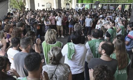 Trabajadores del Conicet realizaron un «ruidazo» para denunciar «despidos»