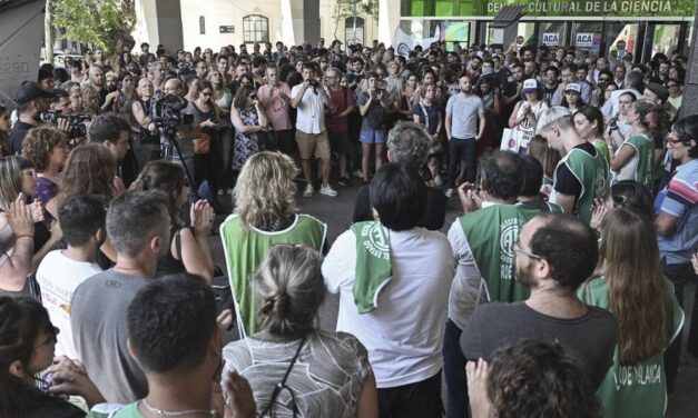 Trabajadores del Conicet realizaron un «ruidazo» para denunciar «despidos»