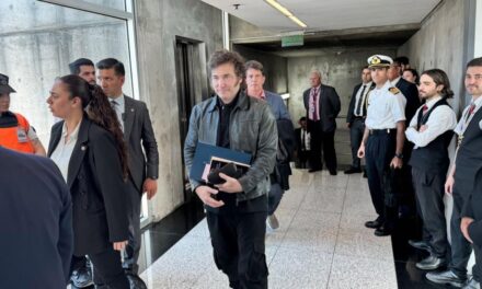 Milei emprende el retorno al país desde Davos tras participar en el Foro Económico Mundial