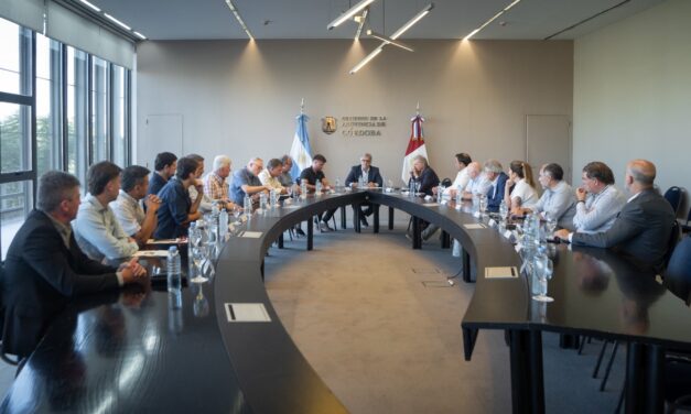 Llaryora se reunió con representantes de la ganadería