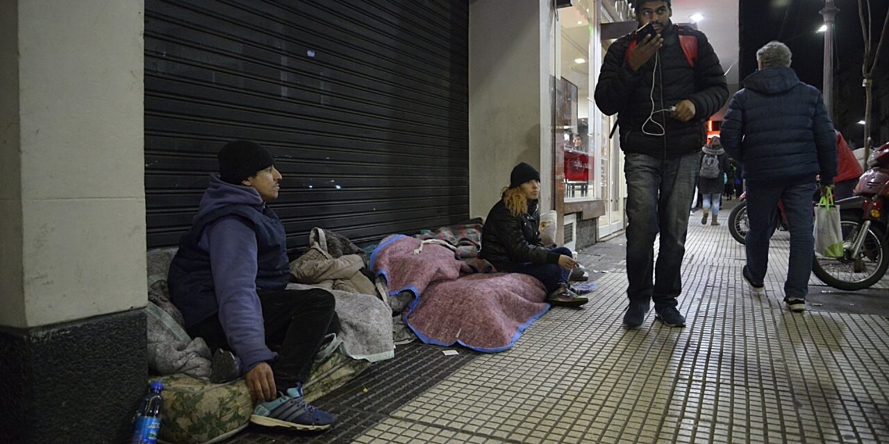 La devaluación destruyó los ingresos por encima de lo esperado y la pobreza ya sería del 57%