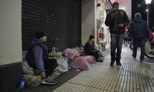 La devaluación destruyó los ingresos por encima de lo esperado y la pobreza ya sería del 57%
