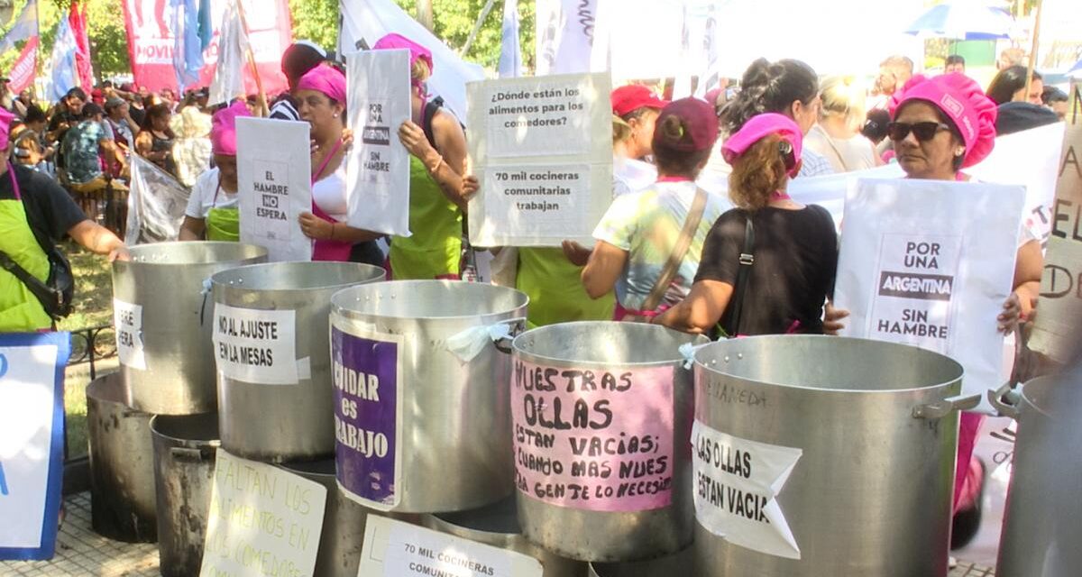 Manifestantes se concentran en el Ministerio de Capital Humano