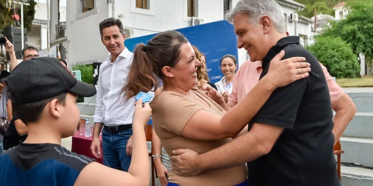 En Unquillo Llaryora entregó viviendas y ratificó su decisión de no parar la obra pública en Córdoba