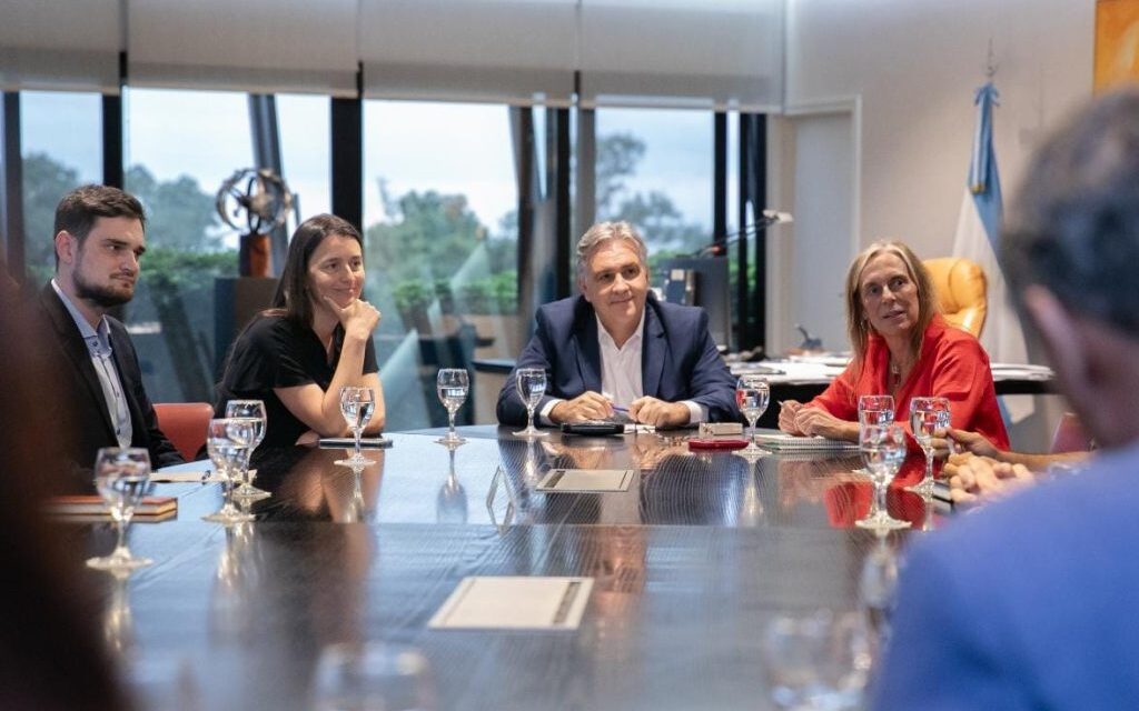 Llaryora recibió a la Comisión de la Memoria