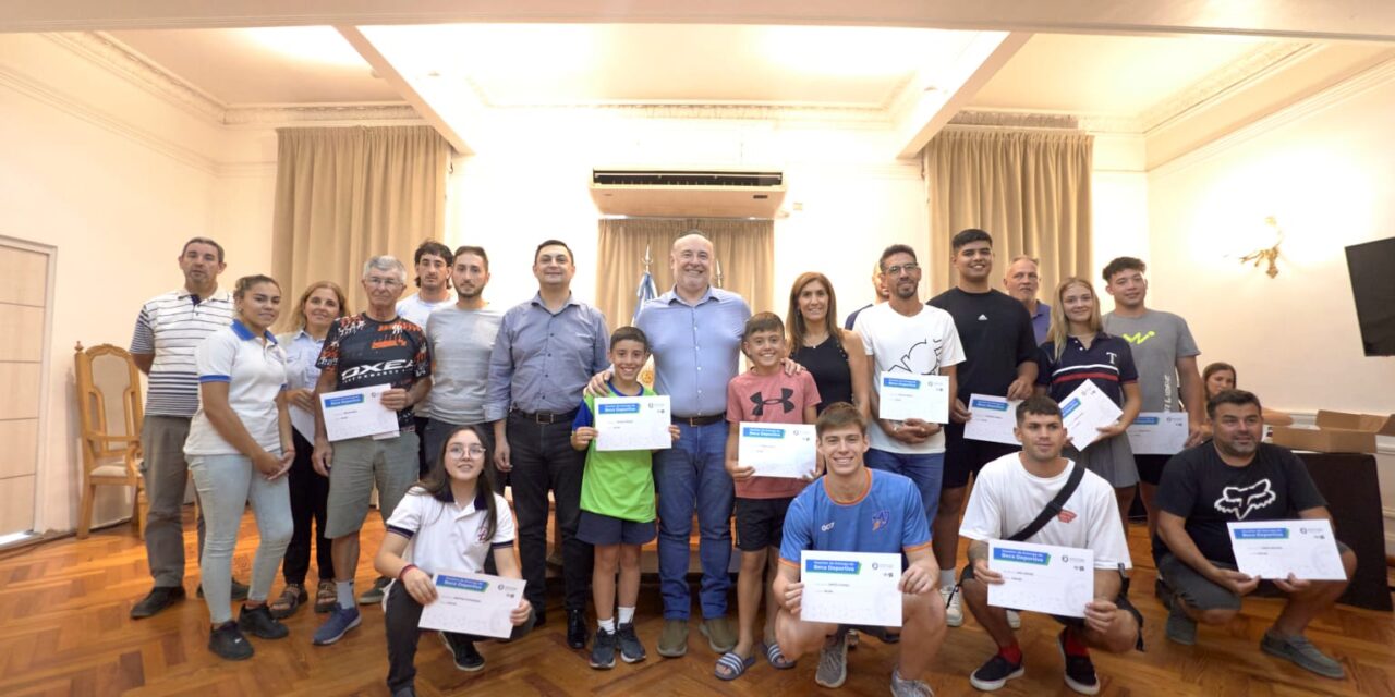 Villa María: Accastello entregó aportes a 25 deportistas locales