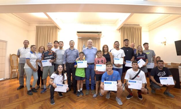 Villa María: Accastello entregó aportes a 25 deportistas locales