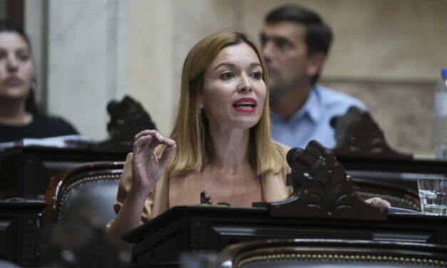 Estévez: «La oposición ha asumido una actitud cómplice votando el mayor plan de ajuste y vaciamiento del Estado»
