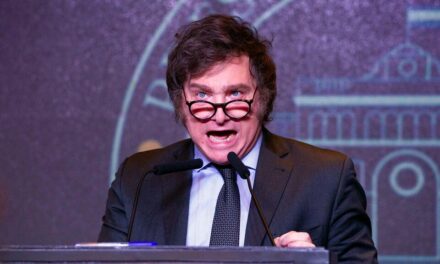 Milei da marcha atrás con el aumento de sueldo que él mismo se dio
