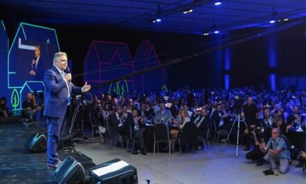 Llaryora participó de la Noche de los Intendentes 2024