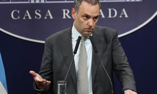 El Gobierno anunció el despido de 900 trabajadores estatales